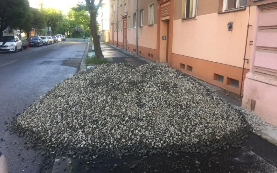 Muž si nechal složit štěrk na chodník v Polívkově ulici. Někdo na něj zavolal policii