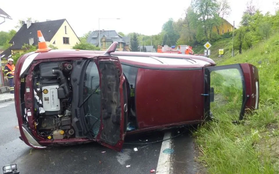 Mladá řidička se v zatáčce lekla protijedoucího náklaďáku a strhla volant. Na mokré silnici dostala smyk a auto se převrátilo na bok