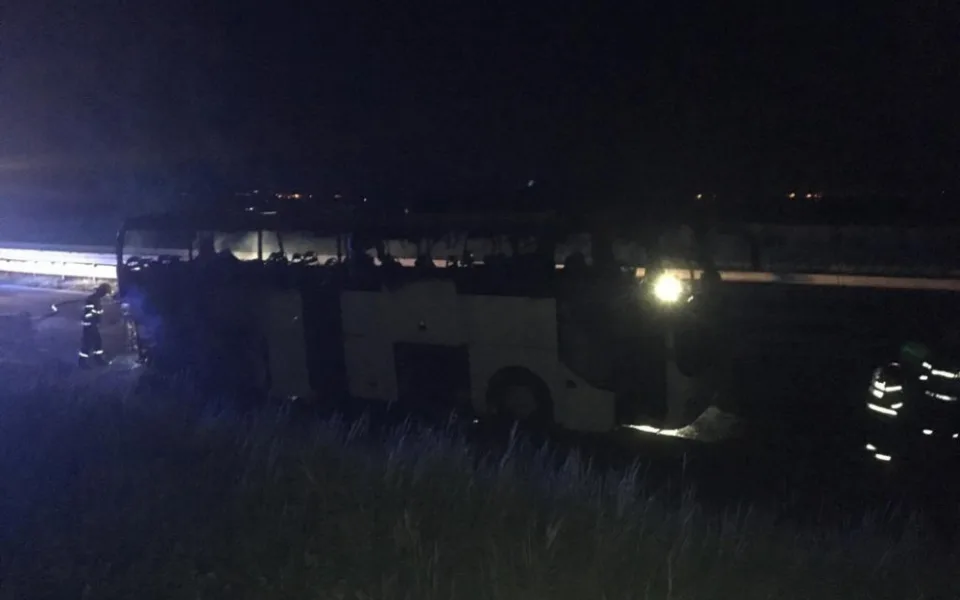 FOTO/VIDEO: Požár autobusu uzavřel dálnici na Prostějov. 49 cestujících bylo evakuováno