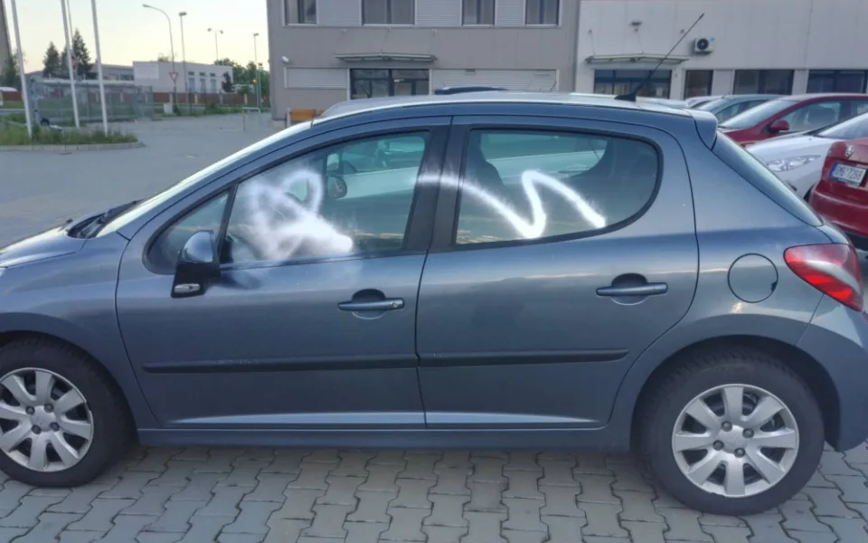 Vandal posprejoval další auta v ulici Za Vodojemem. Škoda přesáhla šedesát tisíc