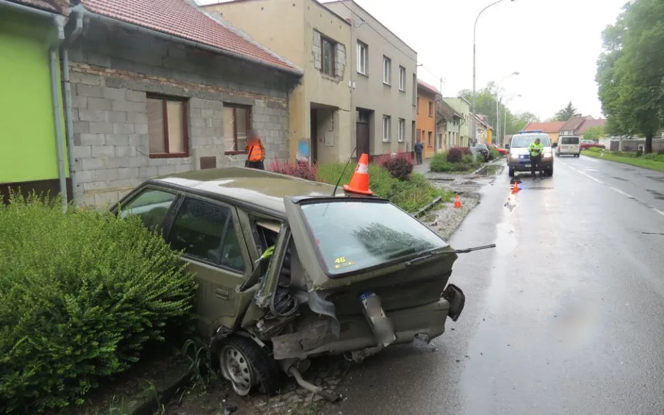 Řidič škodovky ladil rádio a přehlédl stojící auto u krajnice. Došlo ke srážce, při které byl nabouraný řidič zraněn