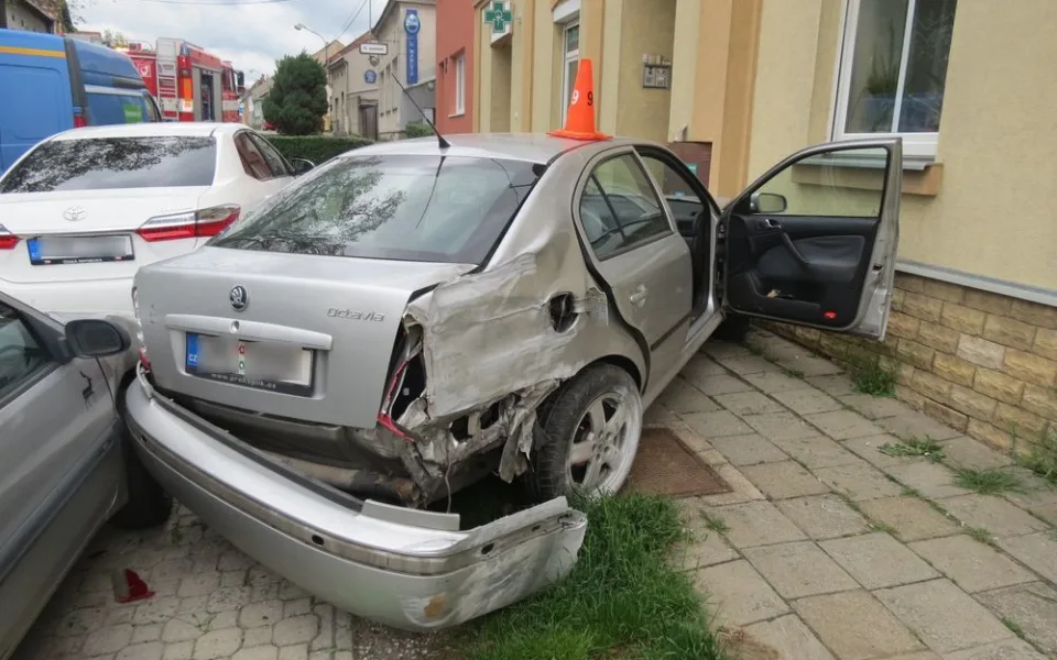 FOTO: Řidič jel příliš rychle. Po smyku narazil do dvou domů a auta
