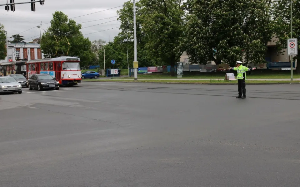 FOTO: Policisté v Olomouci soutěžili o titul Regulovčík 2019. Řídili provoz u Envelopy