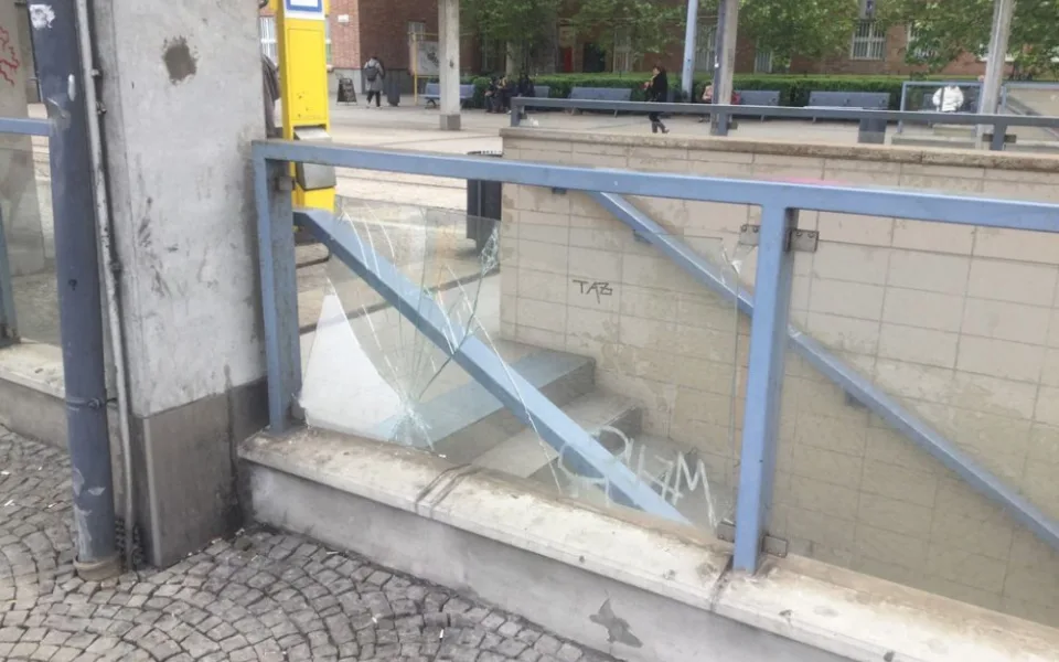U hlavního nádraží vandal rozbil skleněnou výplň u vchodu do podchodu