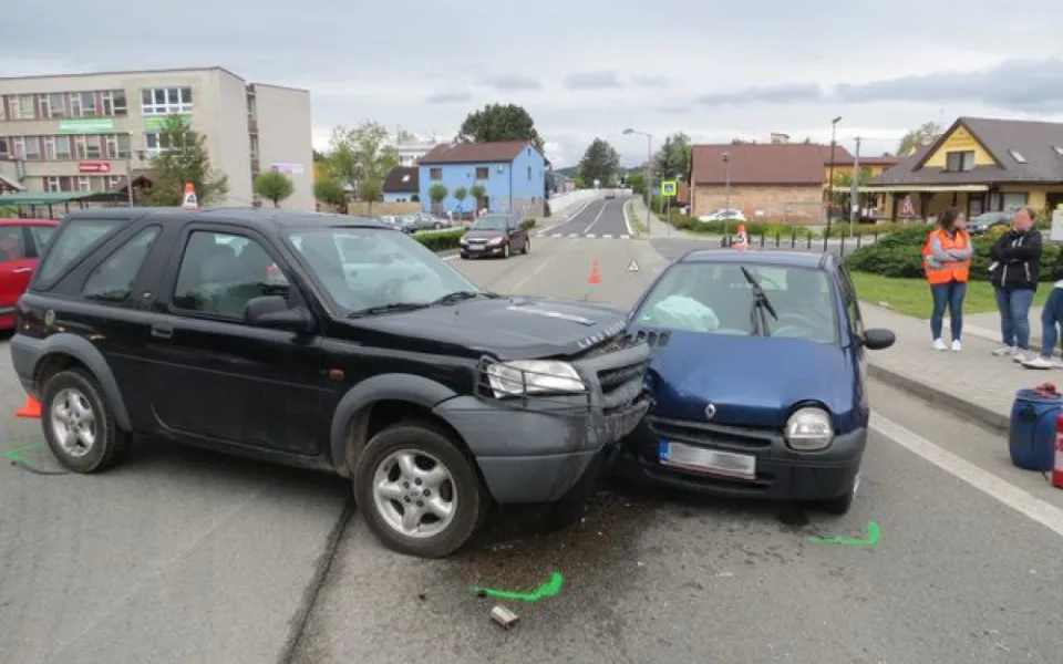 Řidička nedala přednost autu na hlavní silnici. Škoda přesáhla sto tisíc korun