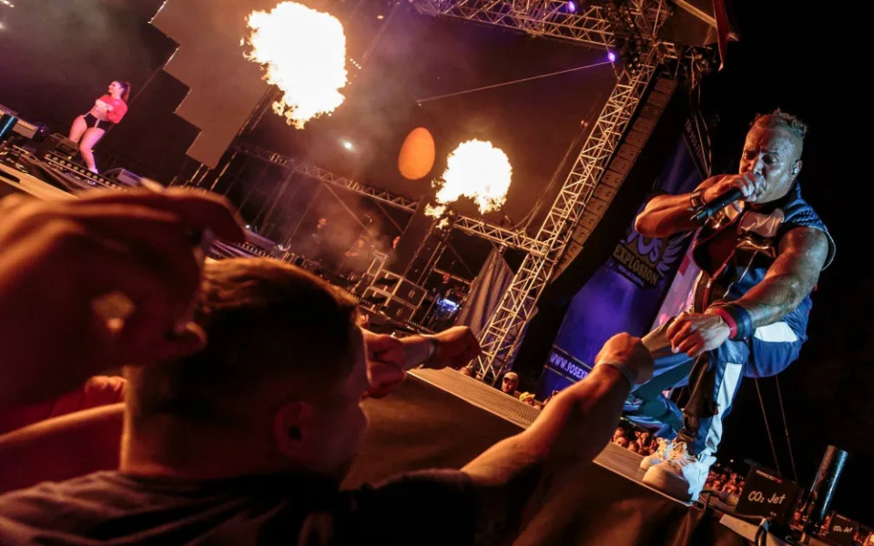 BLESKOVÁ SOUTĚŽ: Vyhrajte triko a vstupenky na 90' s Explosion Open Air festival v Brně