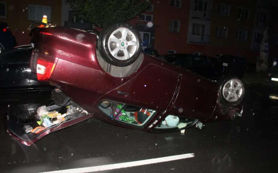 Řidička zničila dvě zaparkovaná auta, své auto otočila na střechu