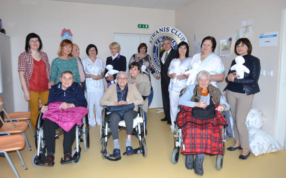 Seniorky z Přerova ušily pro děti z prostějovské nemocnice přes sto panenek Kiwanis