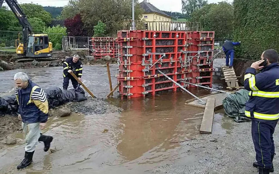 Hladiny řek v Olomouckém kraji stoupají. Došlo k zatopení silnice i domů