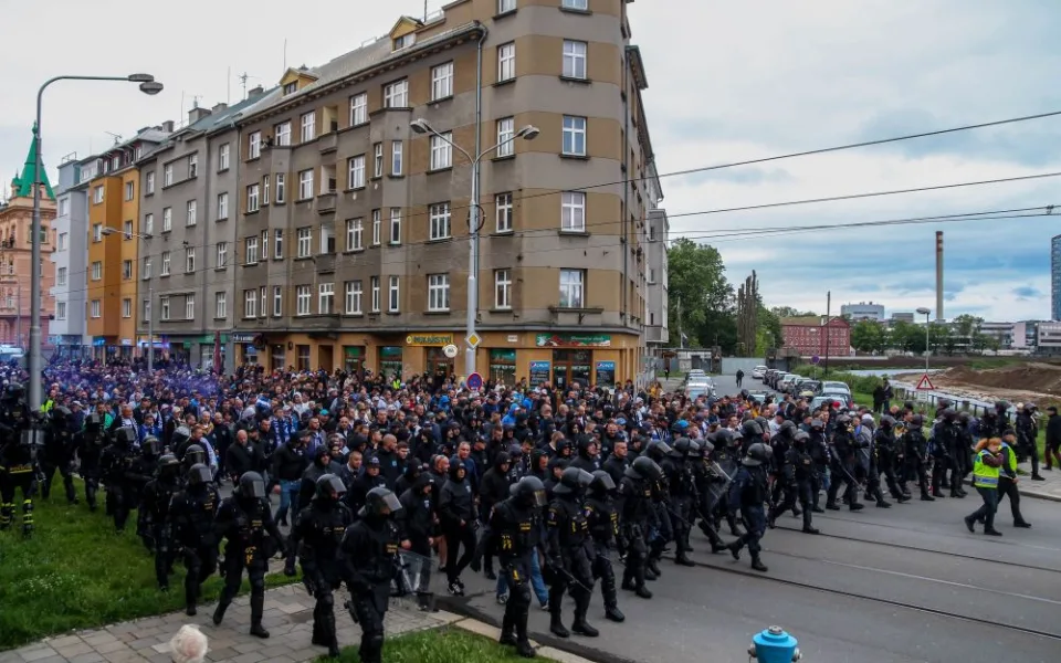 FOTOGALERIE/VIDEO: Pochod městem i povedená chorea. Fanoušci Slavie a Baníku obsadili Olomouc