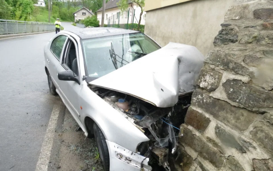 Mladý řidič jel příliš rychle. Čelně narazil do kamenné zdi