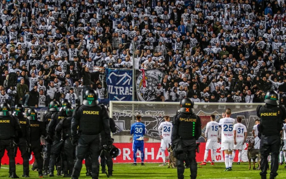Policisté jsou kritizováni za zásah na Andrově stadionu. Podle nich byl adekvátní