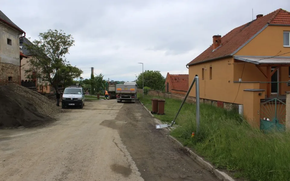 Řidič nákladního auta přetrhl vedení a zlomil sloup veřejného osvětlení