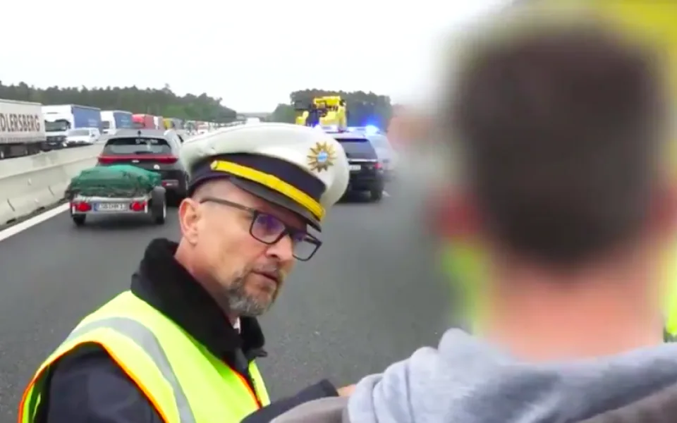 VIDEO: Chcete vidět mrtvé lidi? Vyfotit si je? Německý policista vyškolil českého řidiče