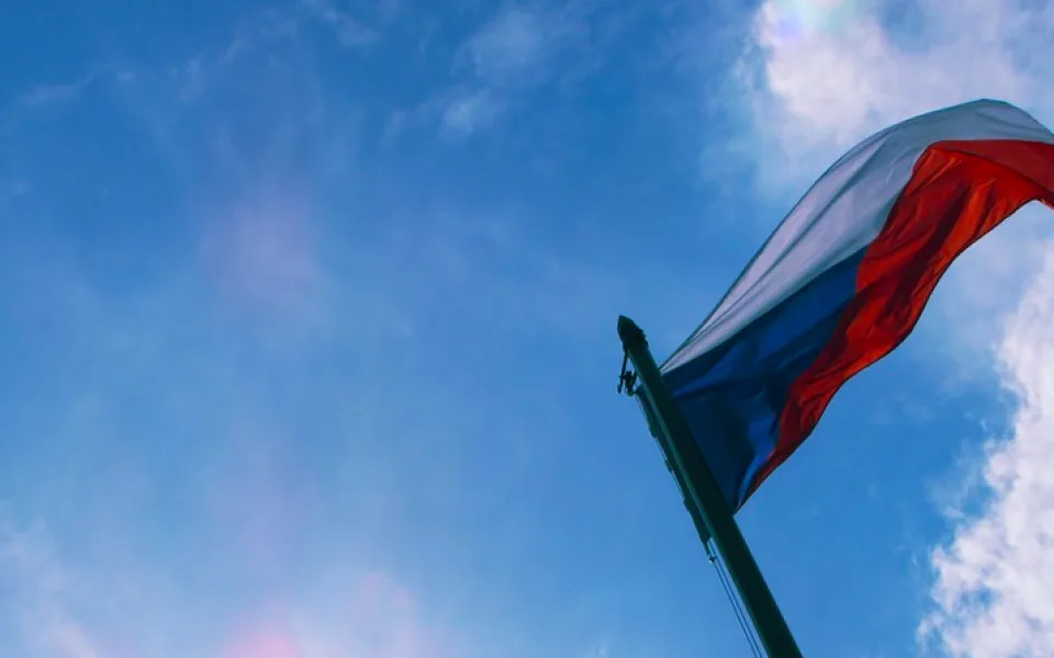 V Bouzově někdo ukradl u volební místnosti státní vlajku