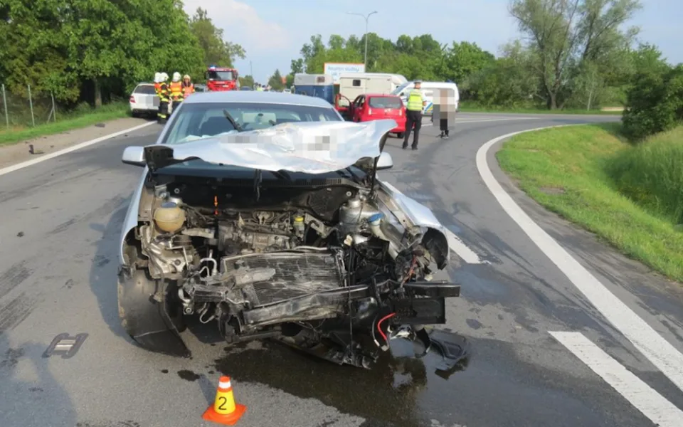 U křelovského nadjezdu došlo k nehodě tří vozidel, dvě osoby musely do nemocnice