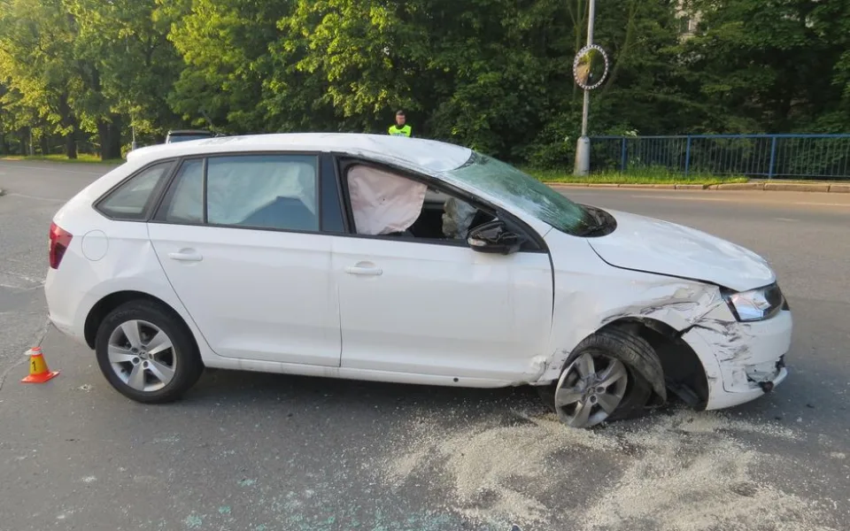 Seniorka vjela v křižovatce autem na patník, narazila do bagru a skončila přetočená na střeše