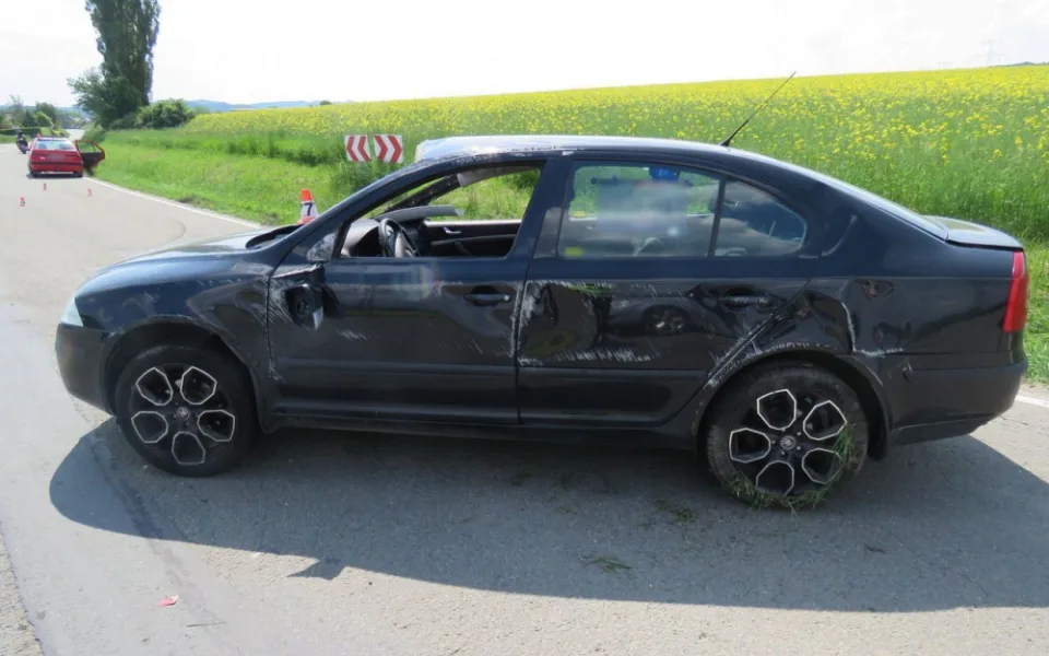Řidička škodovky nedala přednost v křižovatce autu jedoucímu po hlavní silnici. Řidič utrpěl zranění