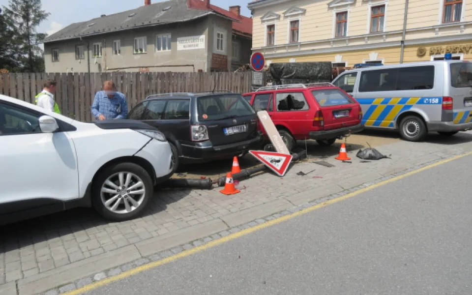 Řidič nezvládl průjezd zatáčkou. Narazil do auta a lampy, která poškodila další vůz