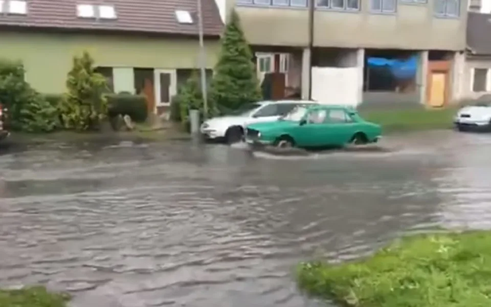 AKTUÁLNĚ: Silný déšť zaplavil Dolní Novosadskou ulici v Olomouci
