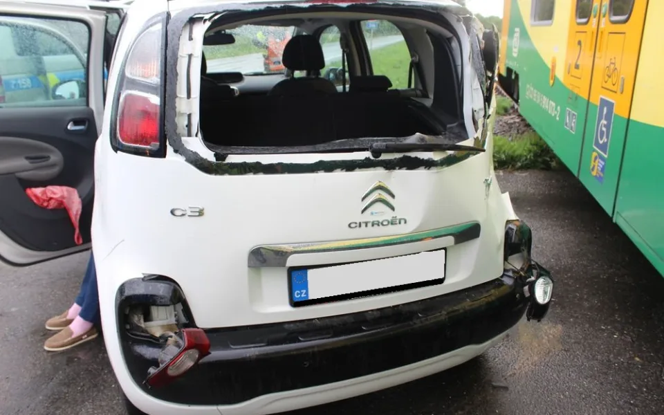 Řidička zastavila auto před křižovatkou na kolejích v době, kdy místem projížděl vlak