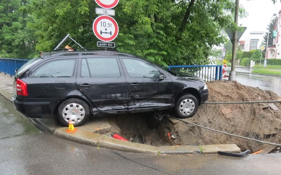 Řidička nedala při odbočování přednost. Po nehodě skončilo odmrštěné auto ve výkopu.