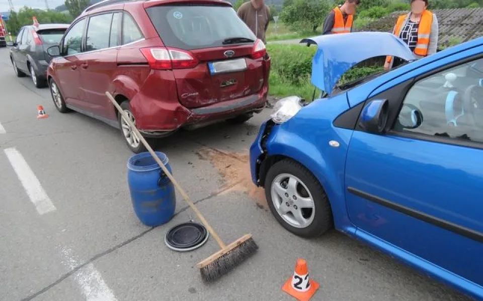 Žena se nevěnovala řízení a způsobila hromadnou nehodu. Vznikla škoda za 130 tisíc