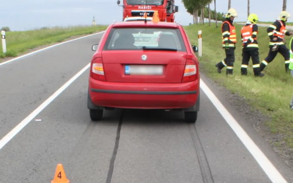 Mladá řidička nedodržela bezpečnou vzdálenost. Při nehodě se zranila řidička druhého auta