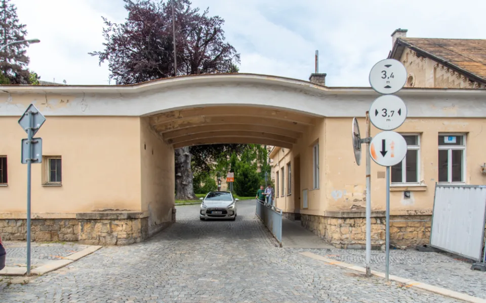 V olomoucké nemocnici bude zbourána chátrající vrátnice. Komplikuje vjezd do areálu