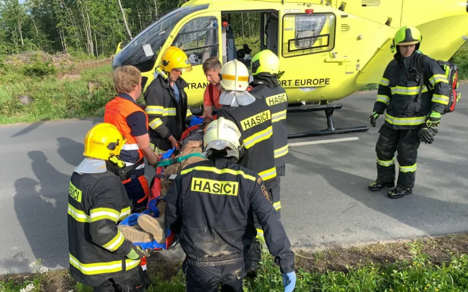 VIDEO: Muže u Pohořan zavalil strom a byl zasypaný zeminou. Pomohli mu kolegové a hasiči