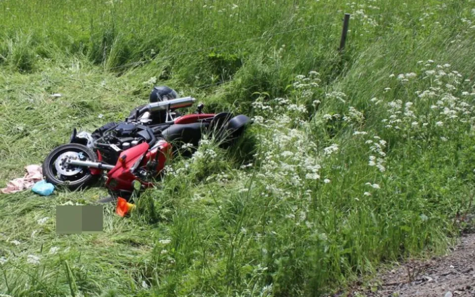 Srna vběhla před rozjetý motocykl. Řidič i spolujezdkyně skončili v nemocnici