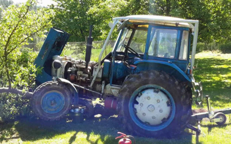 Záchranáři vyjížděli k muži, kterého přejel traktor. Vrtulníkem byl transportován na traumacentrum