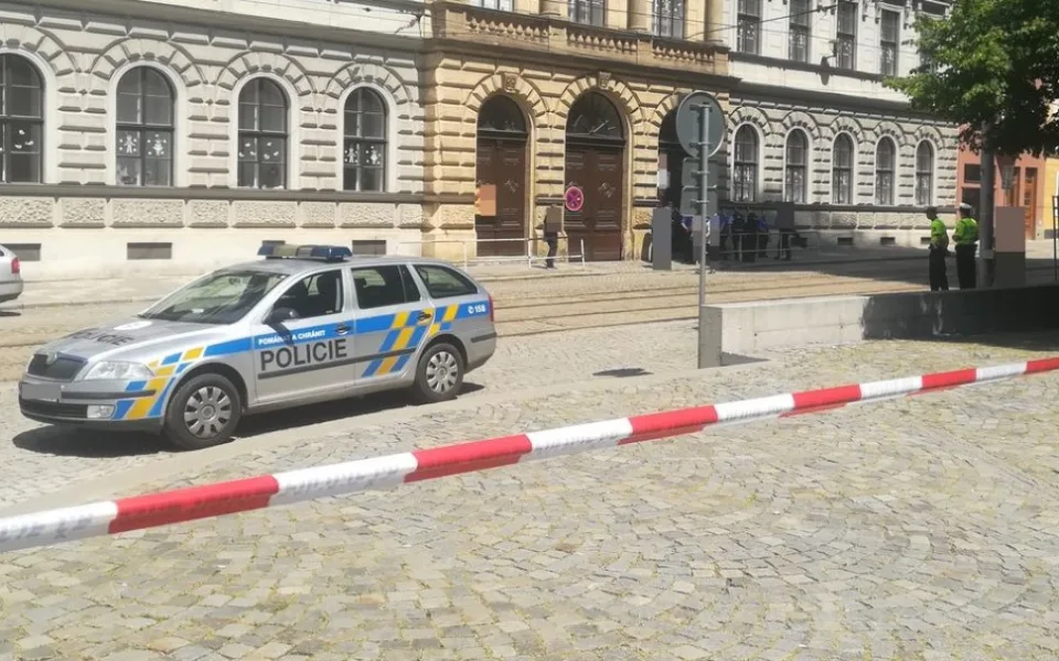 FOTO: K výbuchu bomby dojde odpoledne, přišlo mailem na ZŠ Komenium