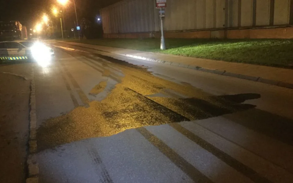 Za Hornbachem v Olomouci byla silnice znečištěna naftou. Na místě zasahovali hasiči