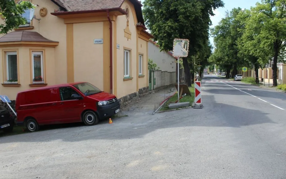 Řidič špatně zabrzdil dodávku, která se rozjela z kopce a vyvrátila dopravní značku