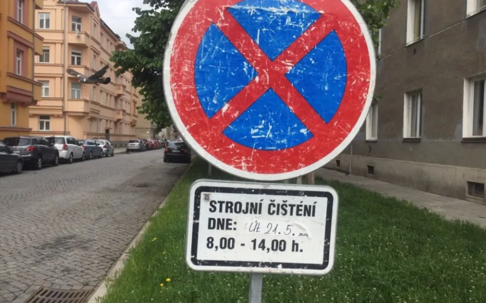 Strážníci během května řešili více než sto případů zaparkovaných aut v místech, kde mělo probíhat blokové čištění
