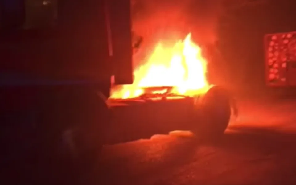 VIDEO: Tahači vzplálo kolo, jeho řidič stačil odpojit přívěs