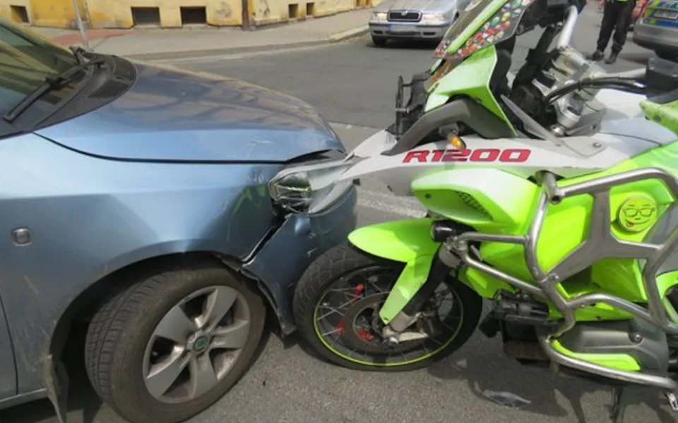 Řidička ve Fabii nedala přednost motorkáři, ten se při střetu zranil
