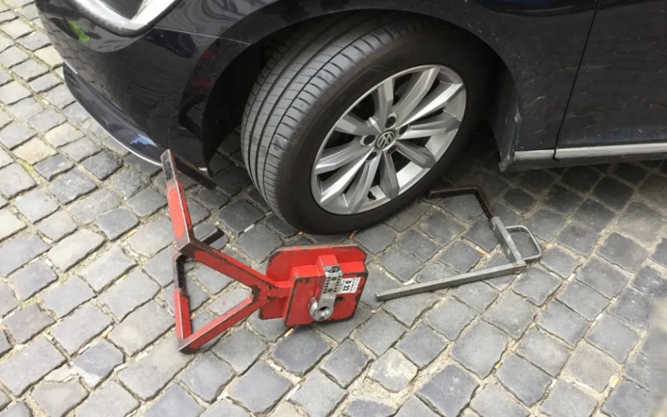 Řidička se ve Slovenské ulici v Olomouci rozjela i s botičkou na autě. Případ řeší policie