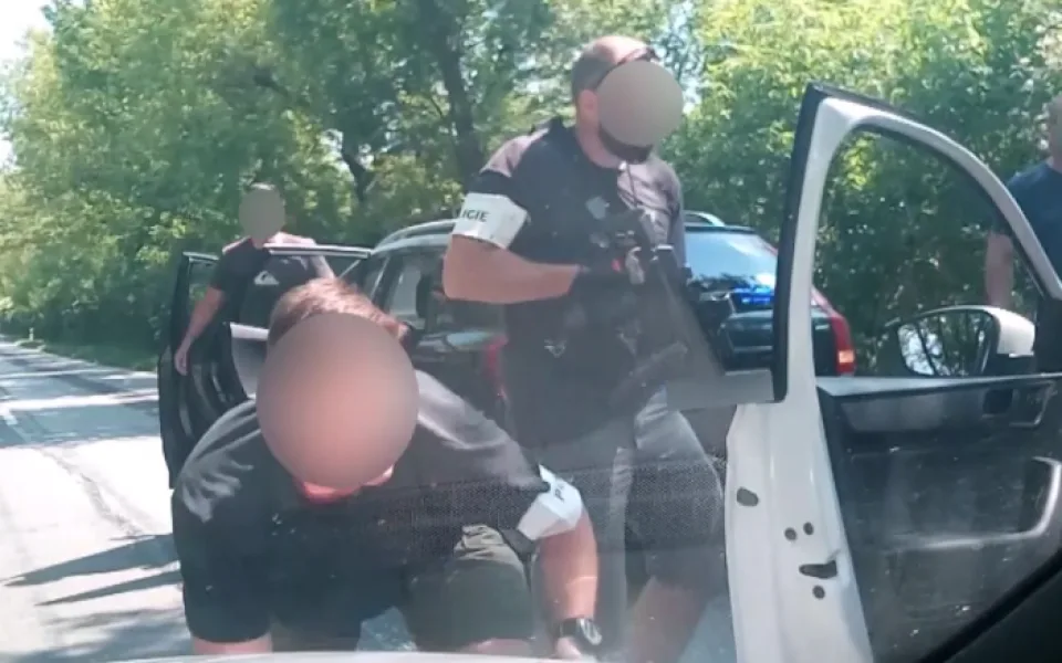 VIDEO: Zásahovka se samopaly v Olomouci odchytila dealera drog přímo v autě. Podívejte se na jejich akci