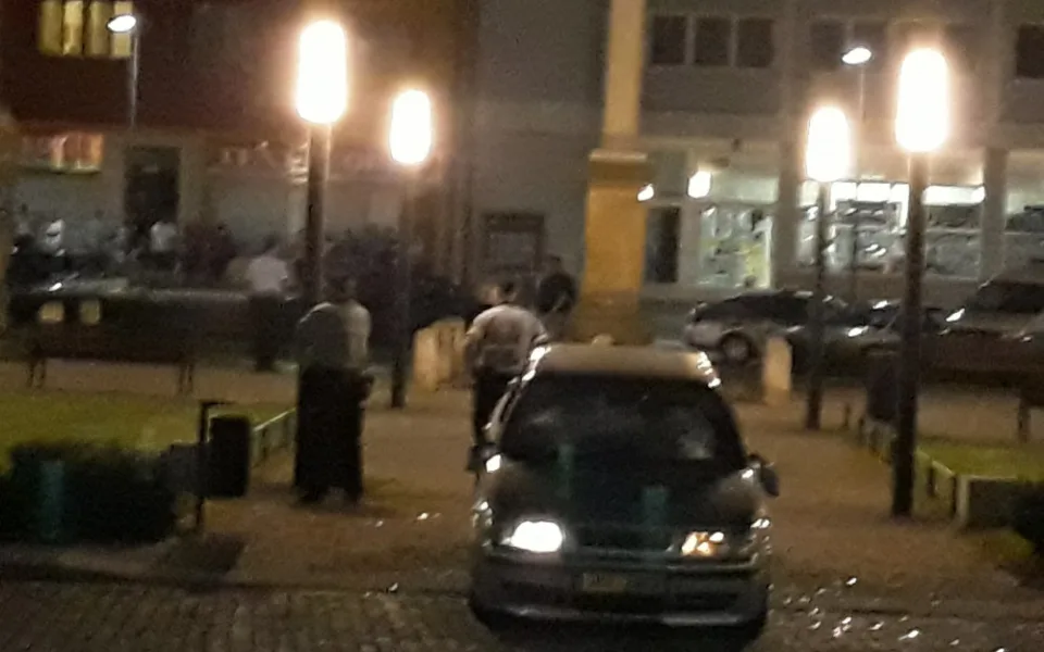 V Kojetíně se napadly dvě skupiny lidí. Na náměstí se střílelo a jeden člověk byl zraněn