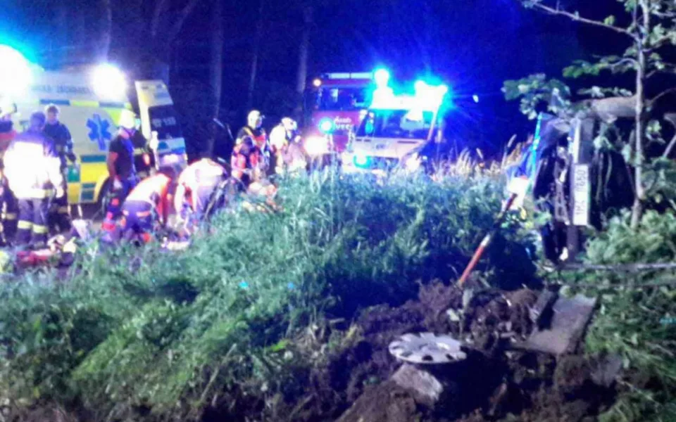 Další tragická dopravní nehoda. V noci na dnešek zemřel řidič osobního auta