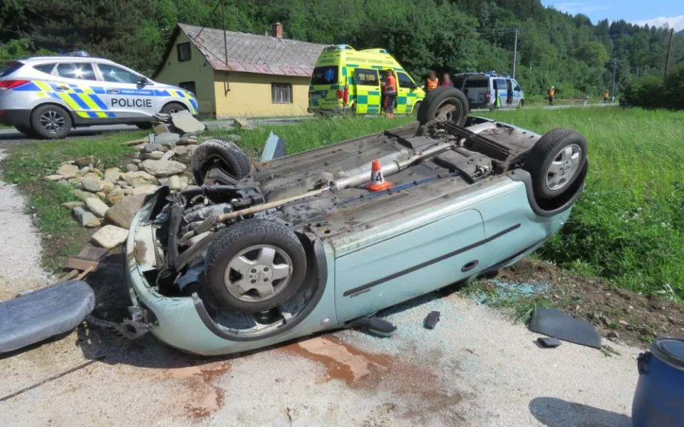 Řidiči se za volantem udělalo zle a havaroval. Do nemocnice byl přepraven letecky