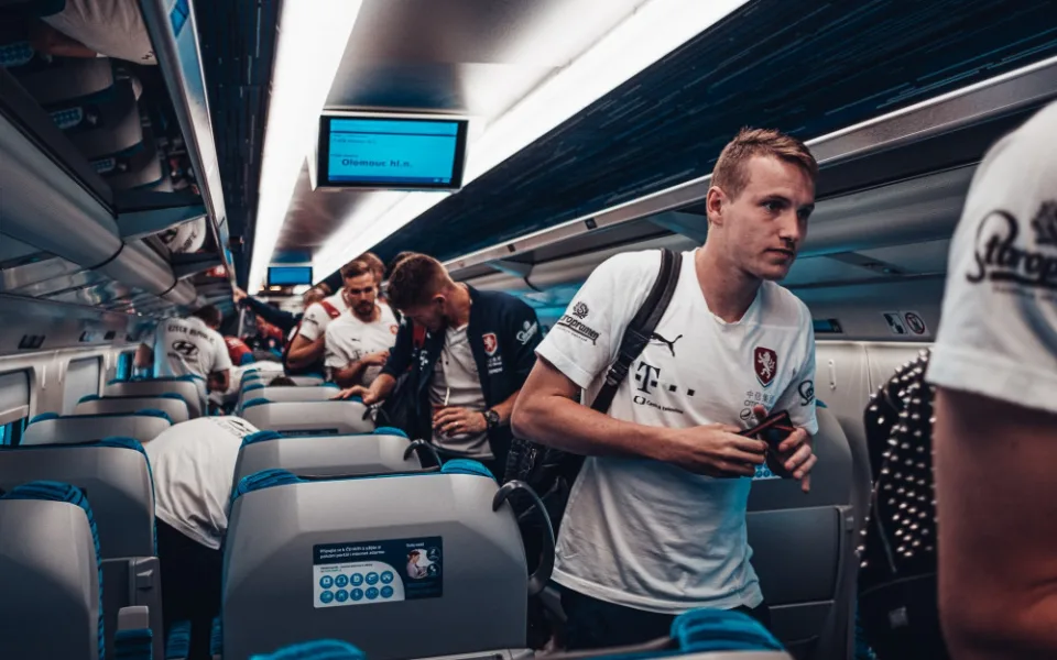 Fotbalová reprezentace přijela do Olomouce vlakem. Večer vyzve na Andrově stadionu Černou Horu