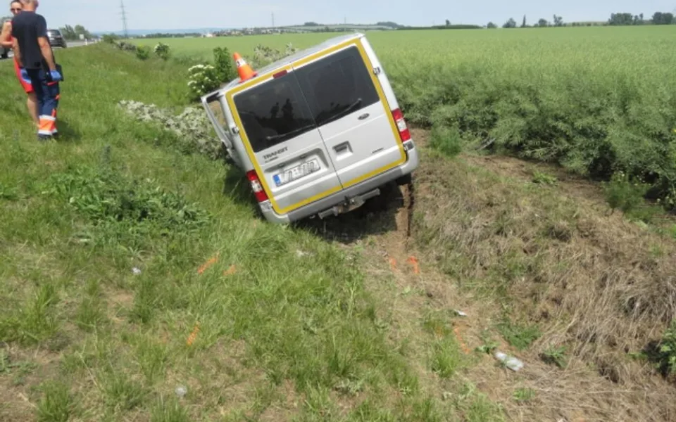 Řidič dodávky sjel z neznámých důvodů ze silnice do příkopu. Utrpěl zranění a byl převezen do nemocnice