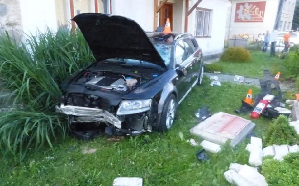 Řidič narazil do plotu a zastavila ho až zeď domu. Nadýchal téměř dvě promile