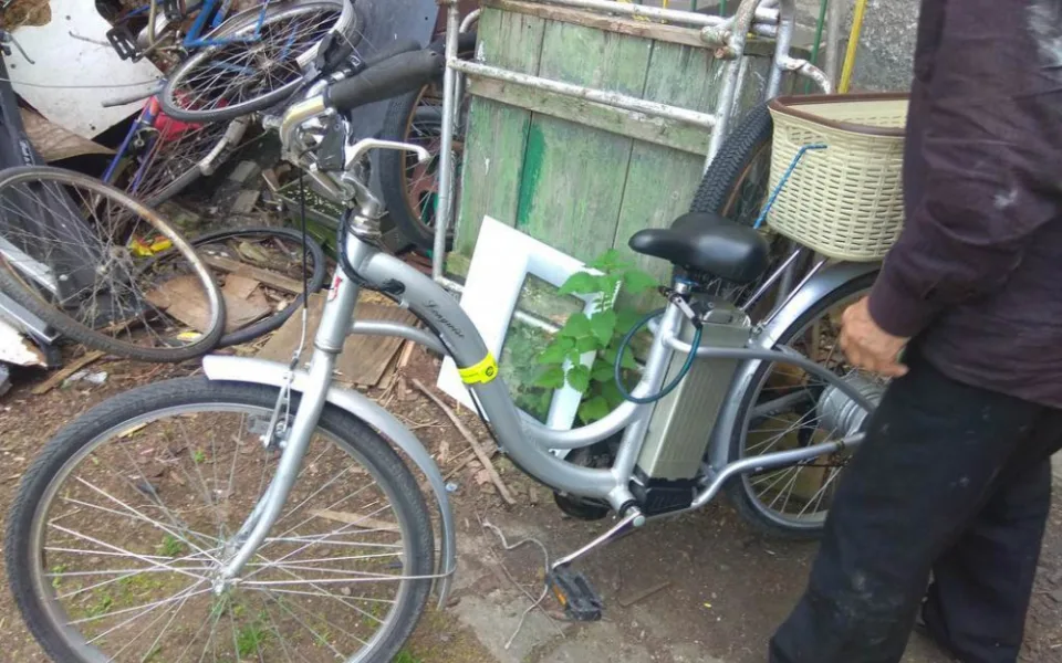 Opilý cyklista vyjel z cyklostezky a srazil tříletého chlapce. Dítě bylo zraněno, cyklista z místa ujel