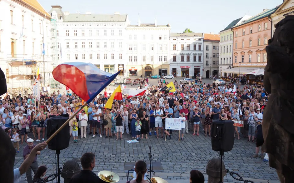 FOTOGALERIE: Na Horní náměstí přišly stovky lidí podpořit nezávilost justice, demonstrovalo se po celé republice