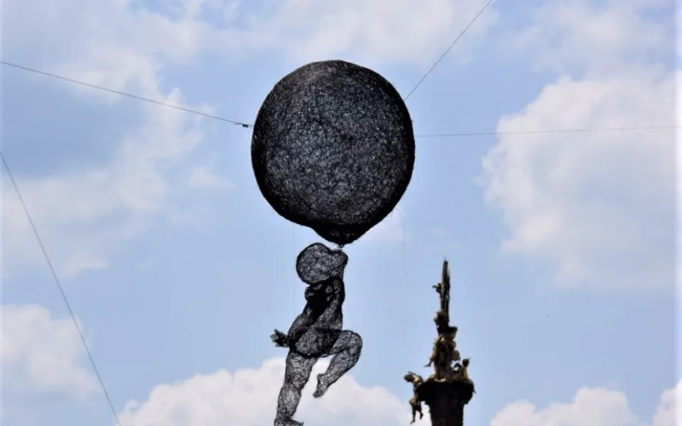 FOTO: Na Horním náměstí visí dítě přisáté k prsu. Socha je součástí festivalu Sculpture Line
