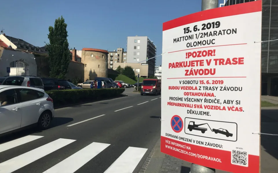 V sobotu odstartuje Mattoni 1/2Maraton Olomouc. Auta zaparkovaná v trase závodu budou odtažena